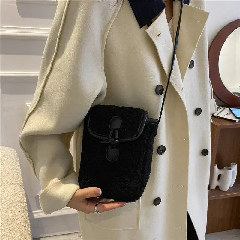 Lara | Convenient Phone Crossbody Bag